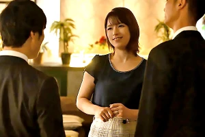 人妻が夫の部下と2人きりにされて–強引に唇を奪われて巨乳を揉みしだかれる 高梨真緒