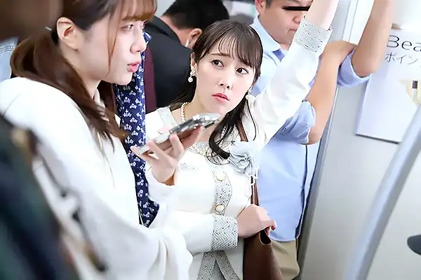 娘と電車に乗ってる美熟女を痴漢！こっそりフェラさせて口内に精子を放出 Post155