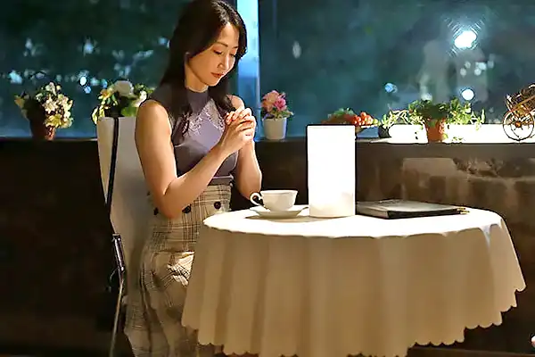 夫の不倫に絶望した人妻！指輪を外し若い男の他人棒をフェラする 水戸かな