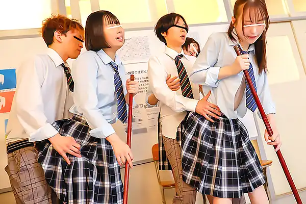 抱っこしたまま制服美少女に挿入！スカートの中でバレないように震えて快楽に堕ちていく 五十嵐美月
