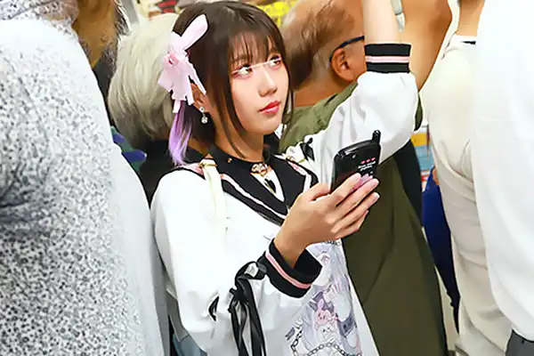 手マンで痙攣した美少女に追撃開始！ローター挿入して満員電車で快感爆発 Post155
