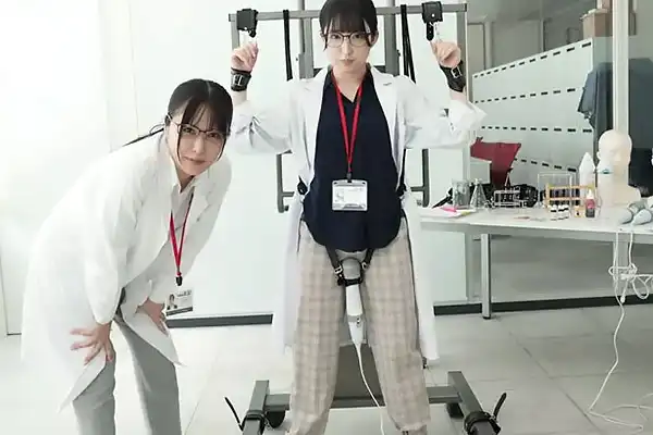 ズボン越しに響く固定電マの快感！女子社員が実験で悶絶してしまう