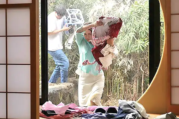 突然の大雨で人妻の叔母がびしょ濡れに–透けた下着に興奮した甥っ子が押し倒す–水野優香