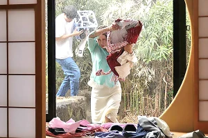 突然の大雨で人妻の叔母がびしょ濡れに–透けた下着に興奮した甥っ子が押し倒す–水野優香