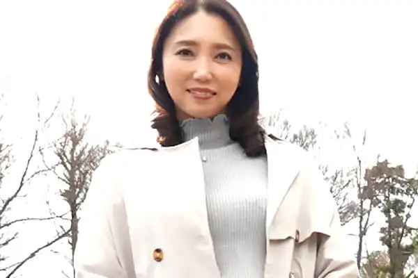 還暦を迎えた上品な人妻がお風呂で激変！他人棒をバキュームフェラ 沢口紫乃