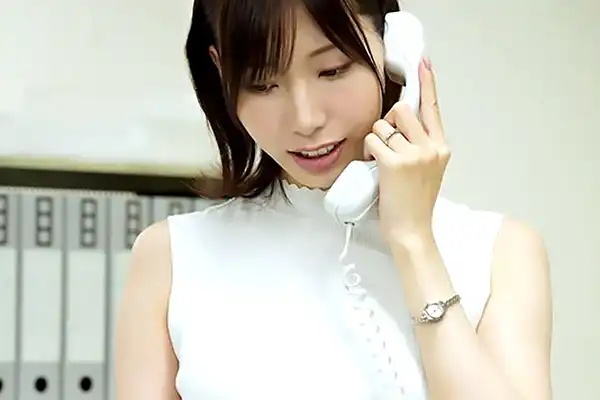 夫のために社長の愛人となった秘書妻。業務中に乳首責めで悶える！ 鷲見すみれ