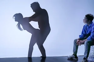 影絵クイズを口実に巨乳彼女を寝取る！彼氏の前でこっそり立ちバック挿入