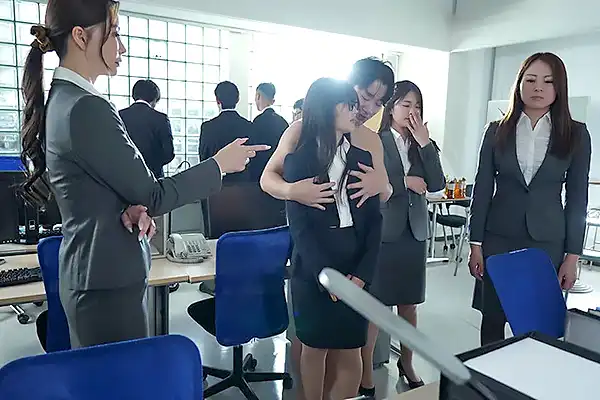 時間停止から解放された女上司が逆襲。部下を激しい騎乗位で責め立てる 愛弓りょう