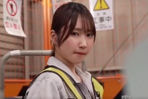 ドボ女の先輩のエロい尻を眺めながら雑談してたら、勃起がバレてしまい…
