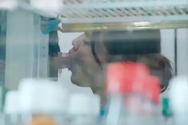 コンビニパートの合間に人妻が不倫！バックヤードでバイト君にフェラ奉仕 有馬みずき