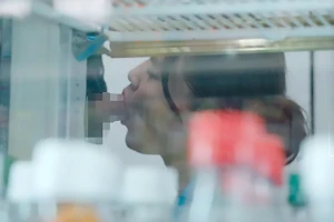 コンビニパートの合間に人妻が不倫！バックヤードでバイト君にフェラ奉仕 有馬みずき