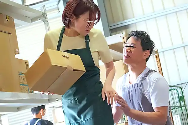 セクハラを拒めない巨乳妻を手マン責め。倉庫パート中に潮吹き絶頂で腰砕け！ Post155