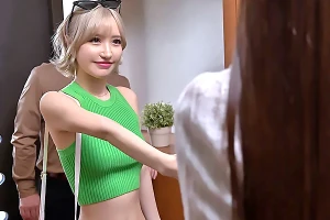 親の再婚でできたお義姉ちゃんはビッチギャルだった–突然のベロキスで誘惑される 百永さりな