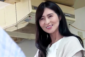 年齢を重ねてもお盛んな熟年夫婦。朝っぱらから色白スレンダー人妻が立ちバックで乱れる