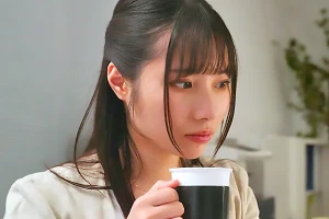 部下に媚薬を盛られたバリキャリ女上司–体が火照り出してソファに倒れ込んでしまう 松井日奈子