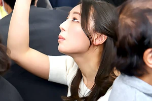 上品な美熟女が電車痴漢されて…その場にしゃがみ込んでイラマチオ開始！