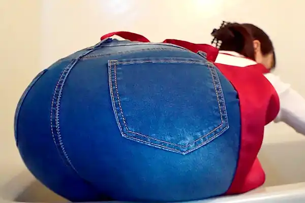 風呂掃除中のピタパン尻を見て勃起した家主が…人妻家政婦に肉棒を突き出し手コキをせがむ 吉澤友貴 Post155