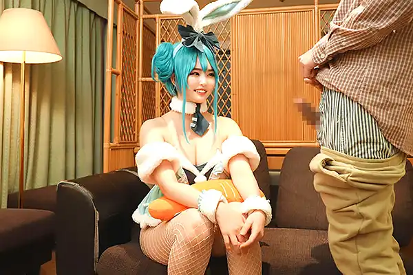 事務所に内緒の撮影会を開催！爆乳コスプレイヤーにセンズリを見せつけ手コキに突入 Post155