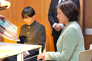 友田真希 息子が性的不祥事を起こしてしまった熟女人妻。示談のために教師にレイプされてしまう