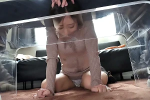 頭を押さえ込まれた人妻が…極太ディルドをイラマチオして唾液まみれ！