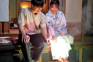 幼馴染同士の想いが通じ合った瞬間訪れる甘い夜–花火のあと浴衣のまま深いキスへ溺れていく 河北彩伽