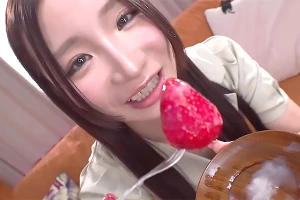 ザーメンを食べちゃうド変態お姉さんが降臨！フェラ抜きした精子まみれのイチゴを頬張る Nia