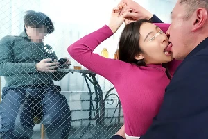 窓の外の夫からは見えない状況で…人妻が久しぶりのディープキスで発情！