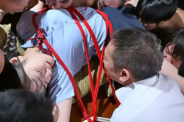 春を売る制服美少女が緊縛される！群がる大勢のおじさんたちに迫られて悶える 明日葉みつは Post155