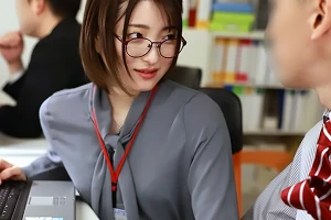 社内でこっそり求め合うセフレOL。同僚に隠れてデスクの下で手コキする 中城葵