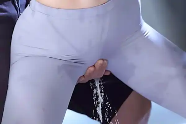 ヨガ教室で媚薬を盛られた美女が…ピタパンを穿いたまま失禁アクメ！ 月野江すい