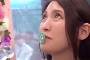 【マジックミラー号】美人妻がお口コンドーム装着に挑戦！夫を気にしつつ極太ディルドを大胆に咥える