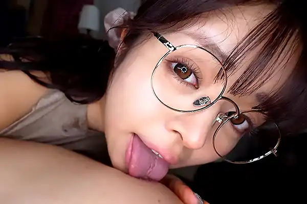 地味だけど爆乳なセフレ女！男に呼び出されて玄関で即フェラご奉仕 羽月乃蒼