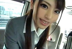 目鼻立ちがくっきりしている関西出身の美人お姉さんと車内で濃厚SEX！