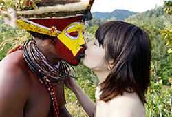 橘花音 パプアニューギニアの奥地に生息する原住民とエッチする色白美少女
