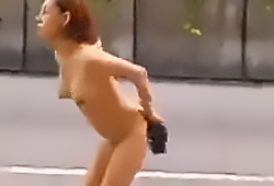香港の街中にドラッグでハイになった全裸女が出現…（GIFあり）
