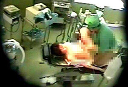 【※ガチ注意】中国の医者が手術中に麻酔で寝てる10代女性をレイプしてる模様が流出…（画像あり）