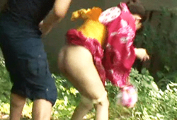 野ション中に襲われオシッコが止まらなくて逃げられず尻肉を掴まれ後ろから即ハメされた女子校生 2のGIF画像