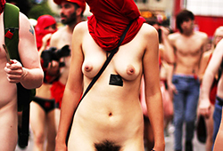 デモやイベントで全裸になった女性の本物？のパイスラ（画像あり）