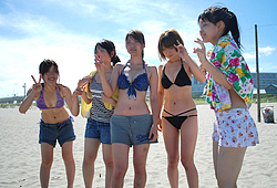 仲良しグループで海に遊びに来たJKの初々しい水着姿がエロすぎwww