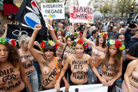 そう言えば日本のデモは「裸で意思表示する」って文化無いよねソワソワ（画像あり）の画像