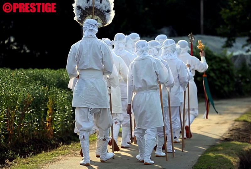 儀式へ向かう白装束の村人たち