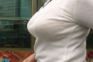 【エロ画像】胸元パツンパツン！おっぱいがデカすぎてシャツが弾けそうなおねーさんｗｗｗ