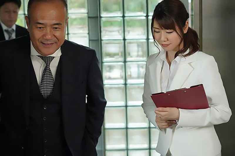 人妻秘書、汗と接吻に満ちた社長室中出し性交 『逸材。』超・大型新人《秘書》シリーズに登場―。 安みなみ