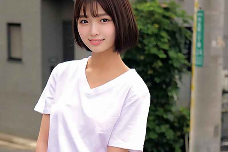 未成年素人 生まれて初めての恥じらい素股体験！クリトリスが勃起チ○ポと擦れ合って我慢できずにヌルっと生挿入！そのまま10代うぶオマ○コに生中出し！