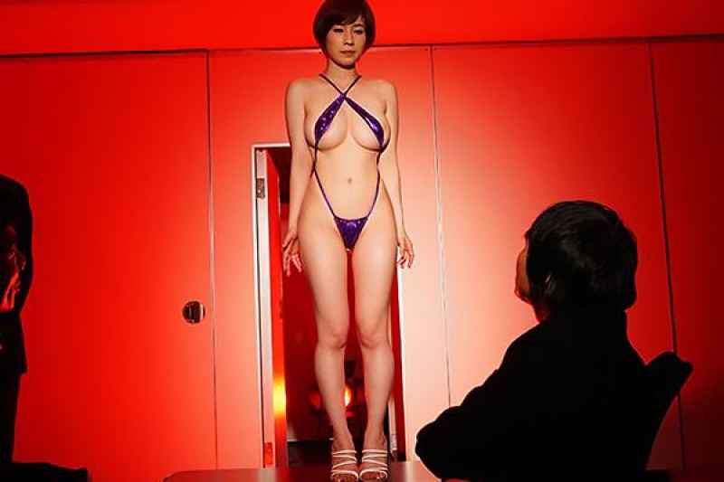 裸よりも恥ずかしい新作の極小水着モデルをさせられて 奥田咲