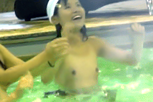 【衝撃】小●生がおっぱいポロリしながらプールで遊んでるぞｗｗｗ-無料エロ動画　AVフリー！ 
