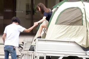 【ナンパ】東京女子医大生を軽トラに設営したテントで即ハメ！